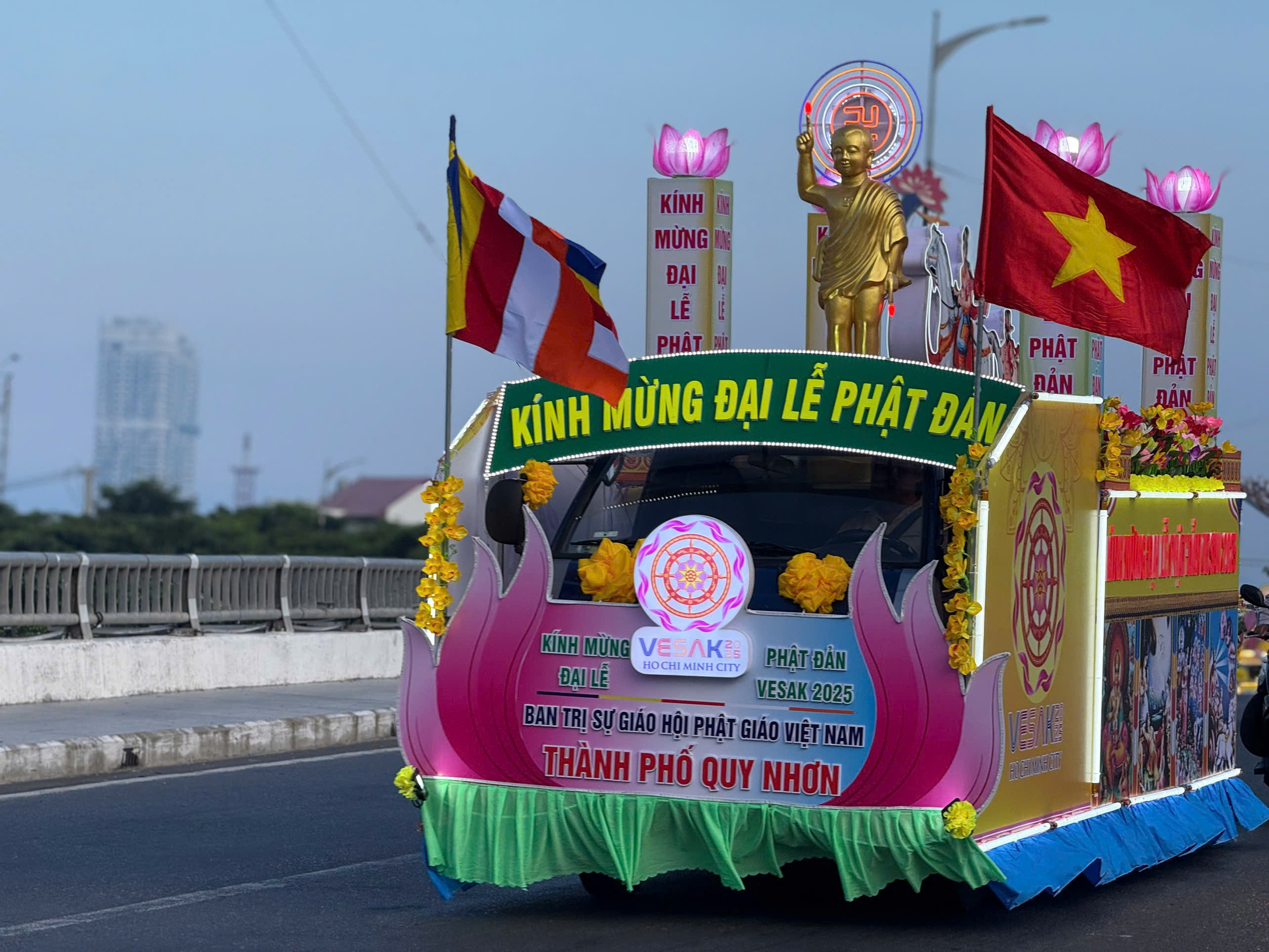 Diễu hành xe hoa kính mừng Phật đản Phật lịch 2569 tại thành phố Quy Nhơn